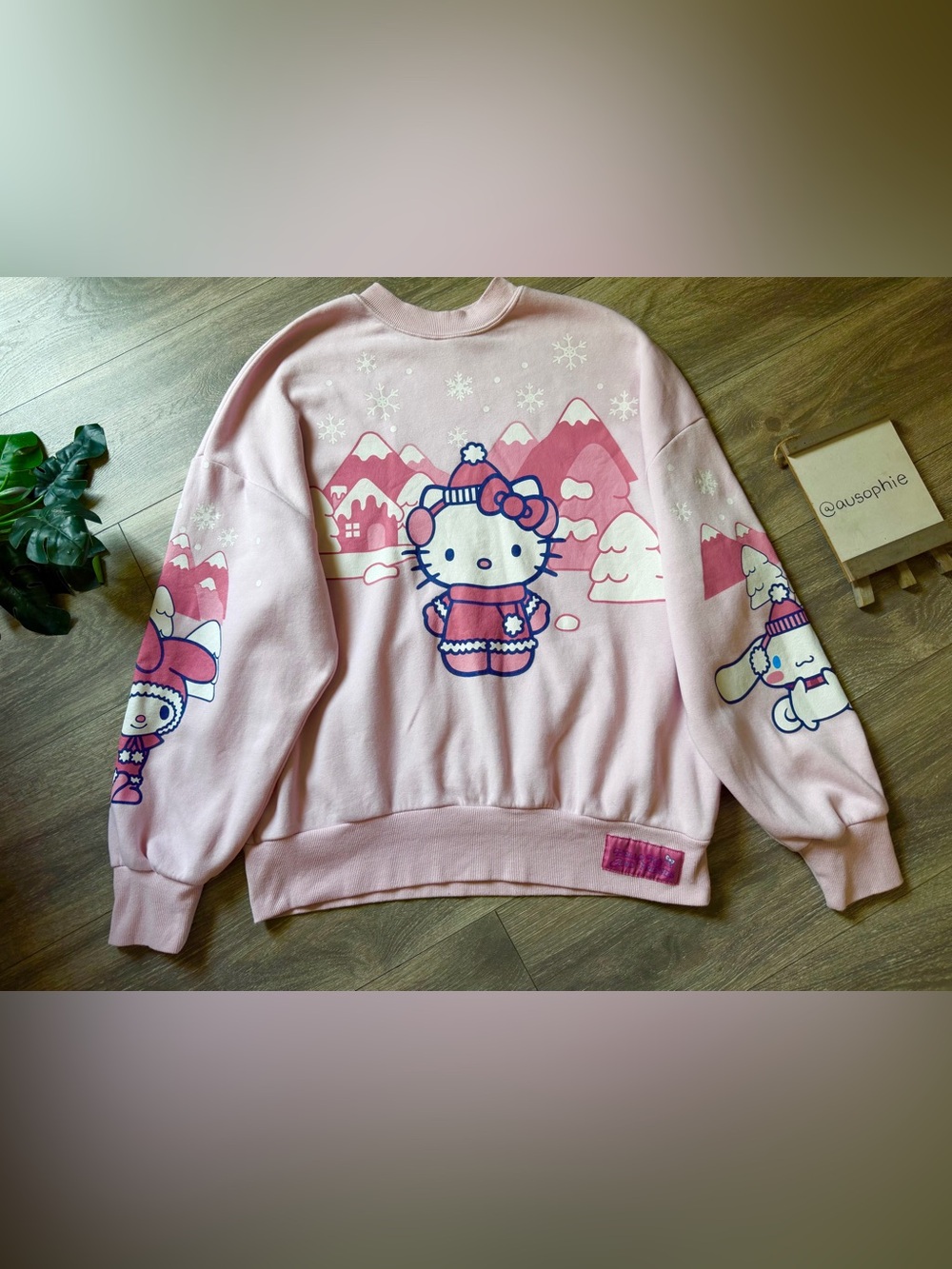 Hello Kitty and Friends Sanrio Pink Winter Mountain Crewneck Sweatshirt. Size L